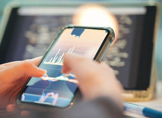 Investitore che verifica la procedura trasparente di prelievo e trasferimento dei fondi