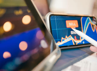 Trader multi-mercato che analizza le opzioni su Bitcoin, Ethereum e forex