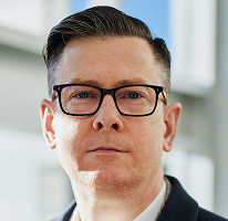 Ritratto del CEO Alexander Hughes, dirigente di una società di trading crypto